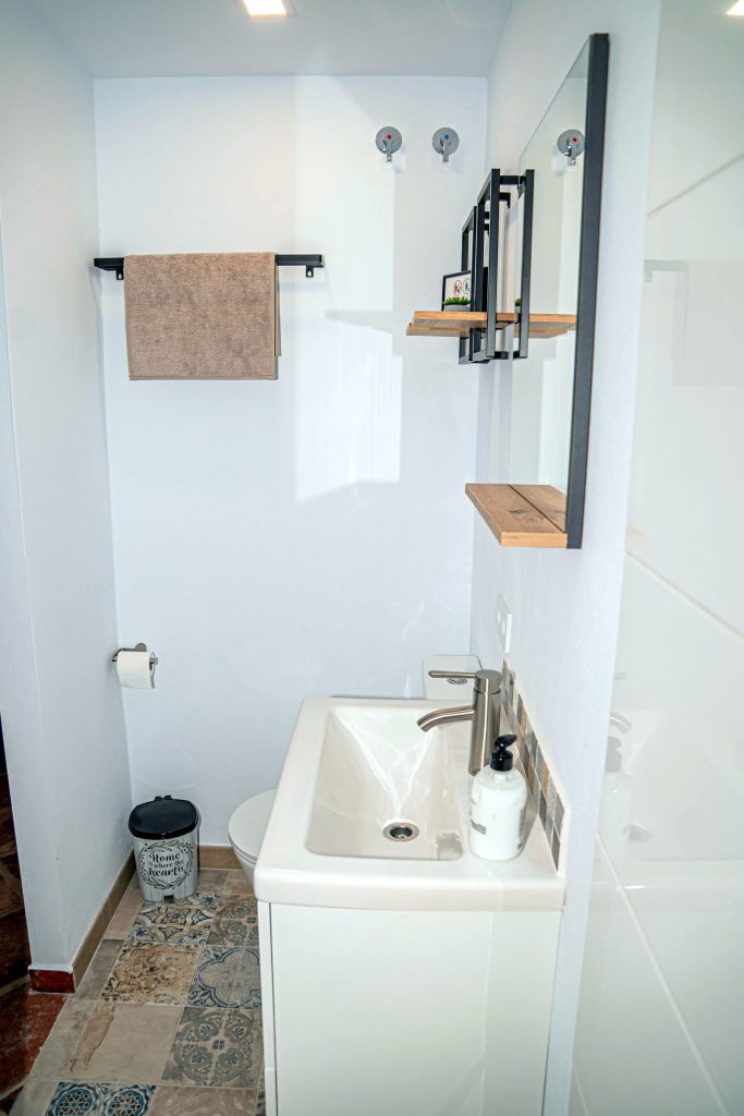 Washbasin and bathroom in Studio Cigarillos
